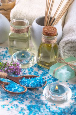 Masaj Spa aksesuarları için hafif bir arka plan üzerinde bir kompozisyon içinde