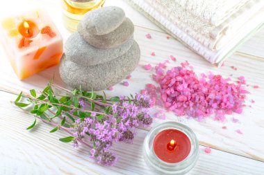 Masaj Spa aksesuarları için hafif bir arka plan üzerinde bir kompozisyon içinde