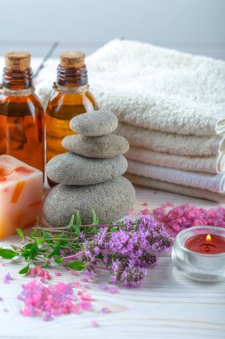 Masaj Spa aksesuarları için hafif bir arka plan üzerinde bir kompozisyon içinde