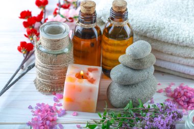 Masaj Spa aksesuarları için hafif bir arka plan üzerinde bir kompozisyon içinde