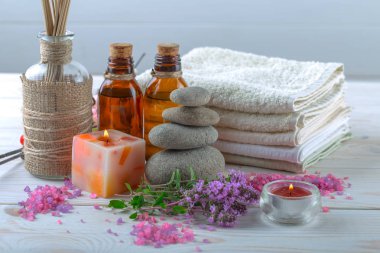 Masaj Spa aksesuarları için hafif bir arka plan üzerinde bir kompozisyon içinde