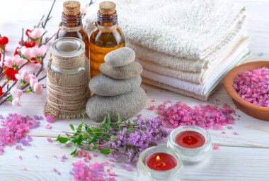 Masaj Spa aksesuarları için hafif bir arka plan üzerinde bir kompozisyon içinde