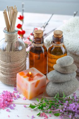 Masaj Spa aksesuarları için hafif bir arka plan üzerinde bir kompozisyon içinde