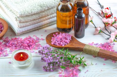 Masaj Spa aksesuarları için hafif bir arka plan üzerinde bir kompozisyon içinde