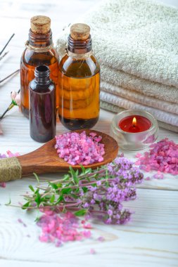 Masaj Spa aksesuarları için hafif bir arka plan üzerinde bir kompozisyon içinde