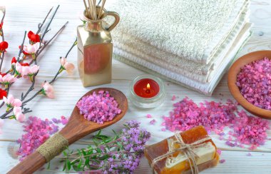 Masaj Spa aksesuarları için hafif bir arka plan üzerinde bir kompozisyon içinde