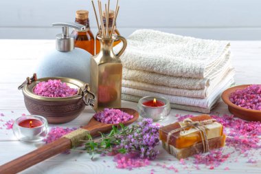 Masaj Spa aksesuarları için hafif bir arka plan üzerinde bir kompozisyon içinde