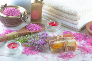 Masaj Spa aksesuarları için hafif bir arka plan üzerinde bir kompozisyon içinde