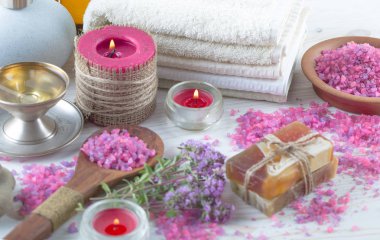 Masaj Spa aksesuarları için hafif bir arka plan üzerinde bir kompozisyon içinde