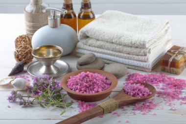 Masaj Spa aksesuarları için hafif bir arka plan üzerinde bir kompozisyon içinde