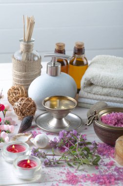 Masaj Spa aksesuarları için hafif bir arka plan üzerinde bir kompozisyon içinde