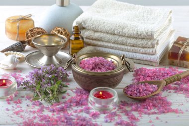 Masaj Spa aksesuarları için hafif bir arka plan üzerinde bir kompozisyon içinde