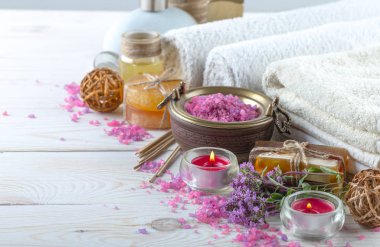 Masaj Spa aksesuarları için hafif bir arka plan üzerinde bir kompozisyon içinde