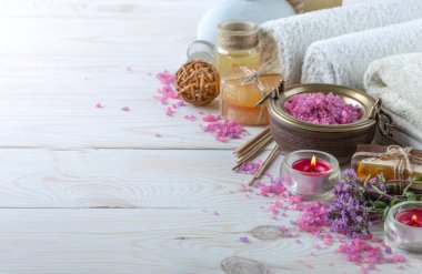 Masaj Spa aksesuarları için hafif bir arka plan üzerinde bir kompozisyon içinde