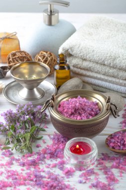 Masaj Spa aksesuarları için hafif bir arka plan üzerinde bir kompozisyon içinde