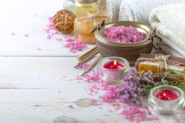 Masaj Spa aksesuarları için hafif bir arka plan üzerinde bir kompozisyon içinde