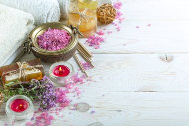 Masaj Spa aksesuarları için hafif bir arka plan üzerinde bir kompozisyon içinde