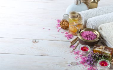 Masaj Spa aksesuarları için hafif bir arka plan üzerinde bir kompozisyon içinde