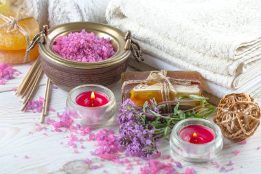 Masaj Spa aksesuarları için hafif bir arka plan üzerinde bir kompozisyon içinde
