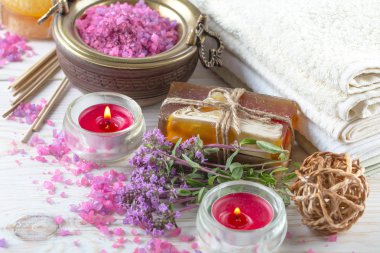 Masaj Spa aksesuarları için hafif bir arka plan üzerinde bir kompozisyon içinde