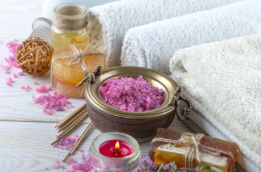 Masaj Spa aksesuarları için hafif bir arka plan üzerinde bir kompozisyon içinde
