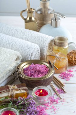 Masaj Spa aksesuarları için hafif bir arka plan üzerinde bir kompozisyon içinde