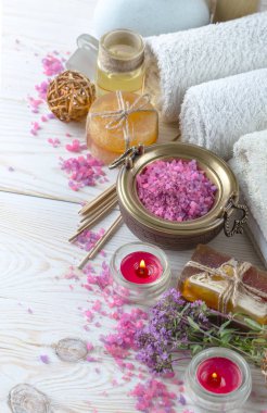 Masaj Spa aksesuarları için hafif bir arka plan üzerinde bir kompozisyon içinde
