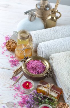 Masaj Spa aksesuarları için hafif bir arka plan üzerinde bir kompozisyon içinde