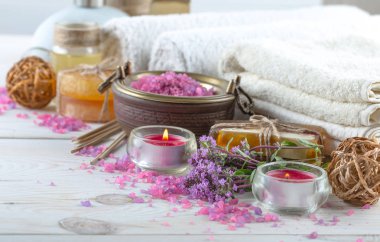 Masaj Spa aksesuarları için hafif bir arka plan üzerinde bir kompozisyon içinde