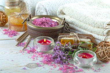 Masaj Spa aksesuarları için hafif bir arka plan üzerinde bir kompozisyon içinde