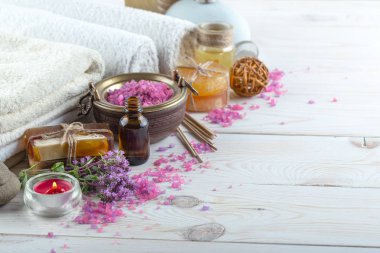 Masaj Spa aksesuarları için hafif bir arka plan üzerinde bir kompozisyon içinde