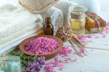 Masaj Spa aksesuarları için hafif bir arka plan üzerinde bir kompozisyon içinde