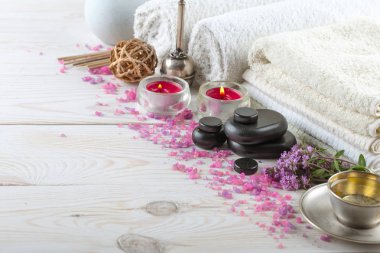 Masaj Spa aksesuarları için hafif bir arka plan üzerinde bir kompozisyon içinde