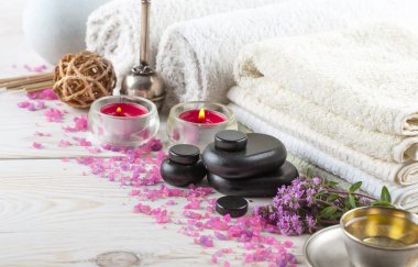 Masaj Spa aksesuarları için hafif bir arka plan üzerinde bir kompozisyon içinde