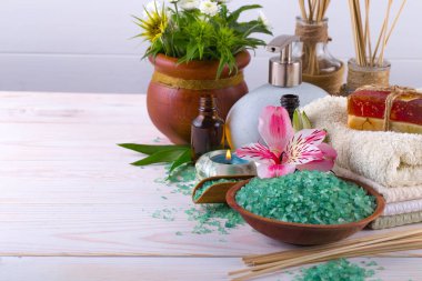 Masaj Spa aksesuarları için hafif bir arka plan üzerinde bir kompozisyon içinde