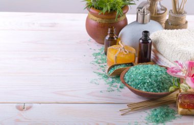 Masaj Spa aksesuarları için hafif bir arka plan üzerinde bir kompozisyon içinde