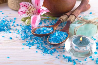 Masaj Spa aksesuarları için hafif bir arka plan üzerinde bir kompozisyon içinde