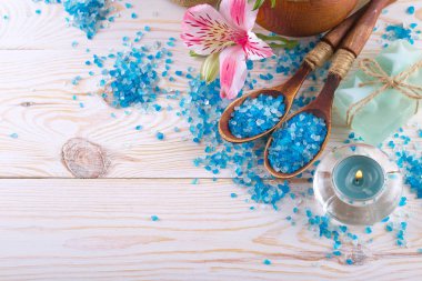Masaj Spa aksesuarları için hafif bir arka plan üzerinde bir kompozisyon içinde
