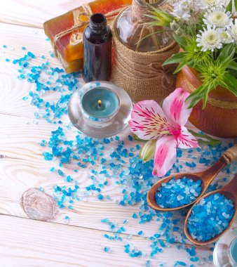 Masaj Spa aksesuarları için hafif bir arka plan üzerinde bir kompozisyon içinde