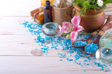 Masaj Spa aksesuarları için hafif bir arka plan üzerinde bir kompozisyon içinde