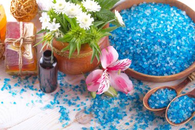 Masaj Spa aksesuarları için hafif bir arka plan üzerinde bir kompozisyon içinde