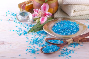 Masaj Spa aksesuarları için hafif bir arka plan üzerinde bir kompozisyon içinde