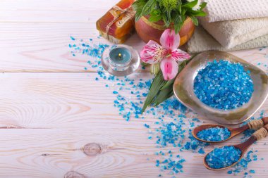 Masaj Spa aksesuarları için hafif bir arka plan üzerinde bir kompozisyon içinde