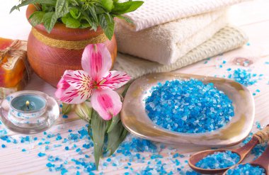 Masaj Spa aksesuarları için hafif bir arka plan üzerinde bir kompozisyon içinde