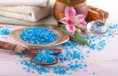 Masaj Spa aksesuarları için hafif bir arka plan üzerinde bir kompozisyon içinde