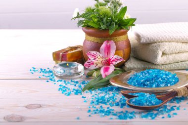 Masaj Spa aksesuarları için hafif bir arka plan üzerinde bir kompozisyon içinde