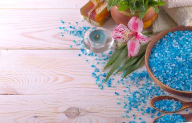 Masaj Spa aksesuarları için hafif bir arka plan üzerinde bir kompozisyon içinde