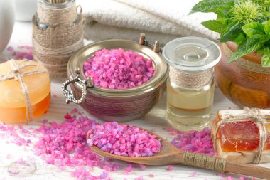 Masaj Spa aksesuarları için hafif bir arka plan üzerinde bir kompozisyon içinde