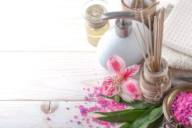 Masaj Spa aksesuarları için hafif bir arka plan üzerinde bir kompozisyon içinde