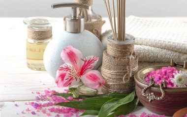 Masaj Spa aksesuarları için hafif bir arka plan üzerinde bir kompozisyon içinde